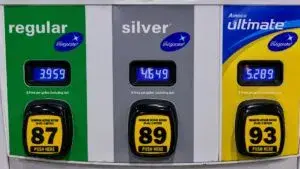 Conductores revisan el precio de la gasolina en estaciones de servicio de Florida