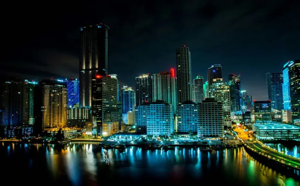 Pilotos de Fórmula 1 fortalecen inversiones inmobiliarias de lujo en Miami con residencias exclusivas frente al mar