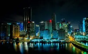 Pilotos de Fórmula 1 fortalecen inversiones inmobiliarias de lujo en Miami con residencias exclusivas frente al mar