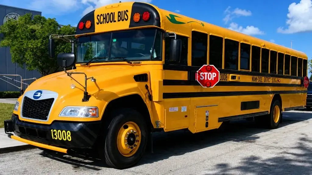 multas en Miami-Dade por conductores que rebasan autobuses escolares detenidos con sistema de cámaras