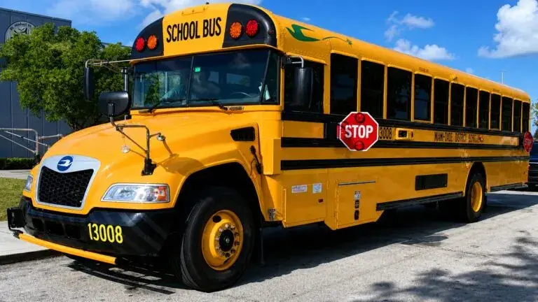 multas en Miami-Dade por conductores que rebasan autobuses escolares detenidos con sistema de cámaras