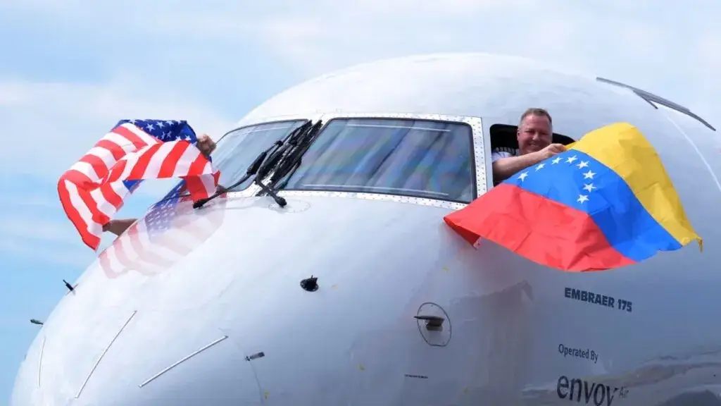 vuelos directos entre Miami y Caracas con avión despegando y pasajeros en aeropuerto