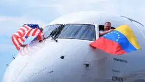 vuelos directos entre Miami y Caracas con avión despegando y pasajeros en aeropuerto