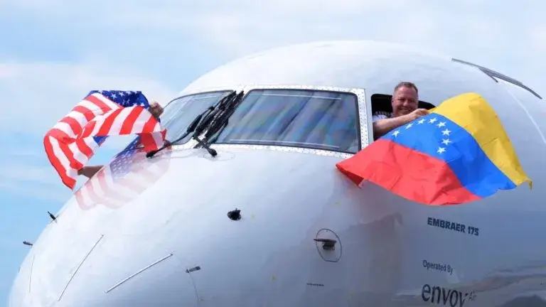 vuelos directos entre Miami y Caracas con avión despegando y pasajeros en aeropuerto