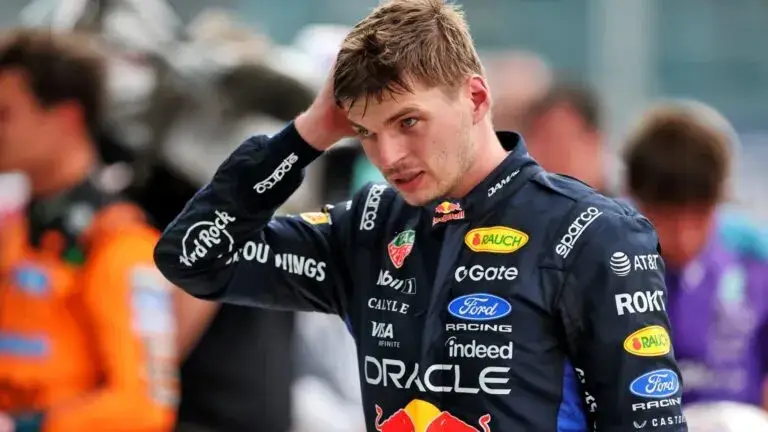 Max Verstappen compitiendo en el Gran Premio de Miami tras recibir penalización en pista