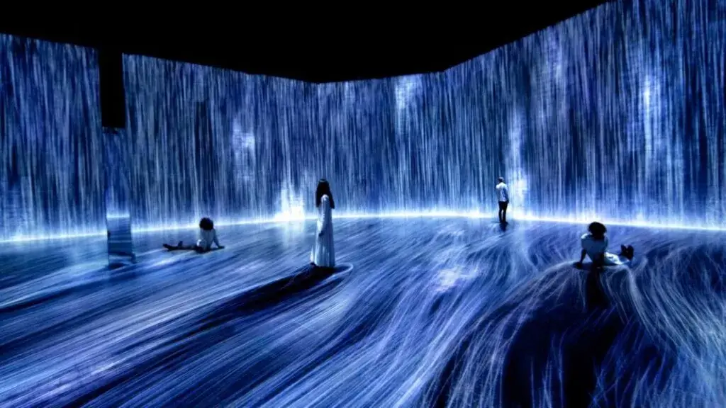 Visitantes recorren instalaciones interactivas y arte inmersivo dentro de Superblue Miami