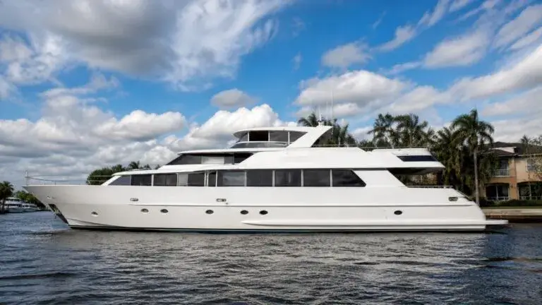 Superyate de lujo en Miami refleja innovación, diseño y turismo premium en la economía marítima de Florida