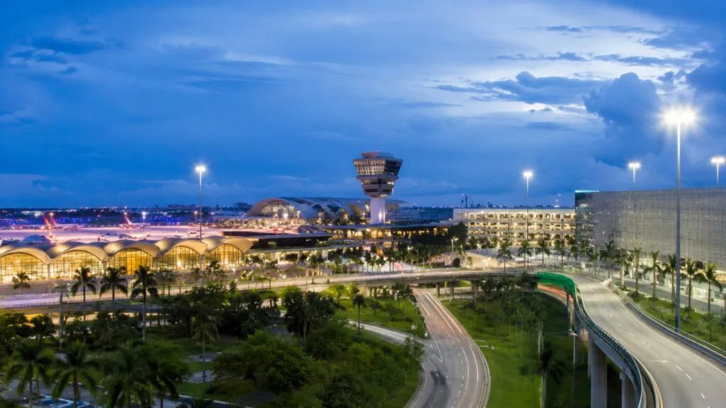 Aeropuerto de Miami con centro de inteligencia artificial y torre remota en Florida