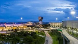 Aeropuerto de Miami con centro de inteligencia artificial y torre remota en Florida