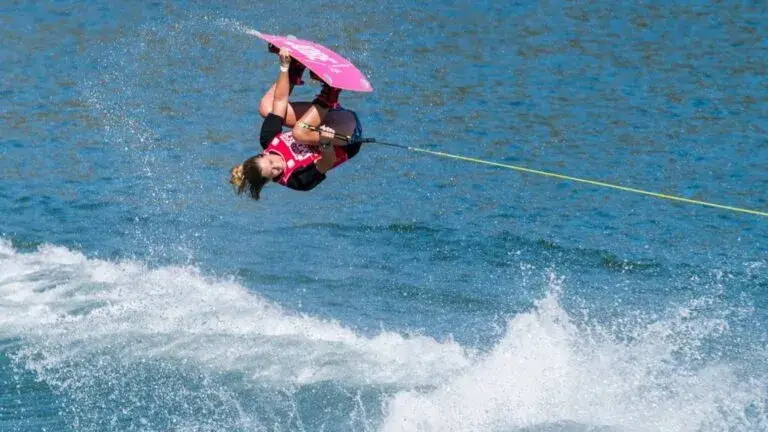 Jóvenes practican wakeboarding en Miami con clases y parques acuáticos sobre Biscayne Bay