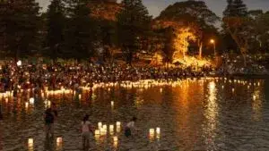 Water Lantern Festival con linternas flotantes iluminando lago durante evento nocturno