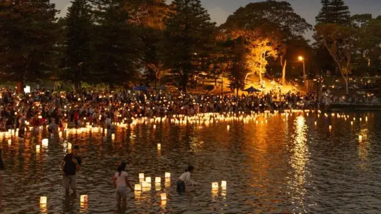 Water Lantern Festival con linternas flotantes iluminando lago durante evento nocturno