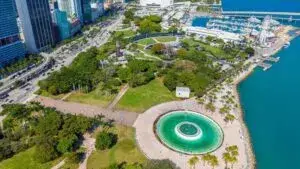 Bayfront Park durante los preparativos del FIFA Fan Festival con actividades del Mundial y miles de aficionados