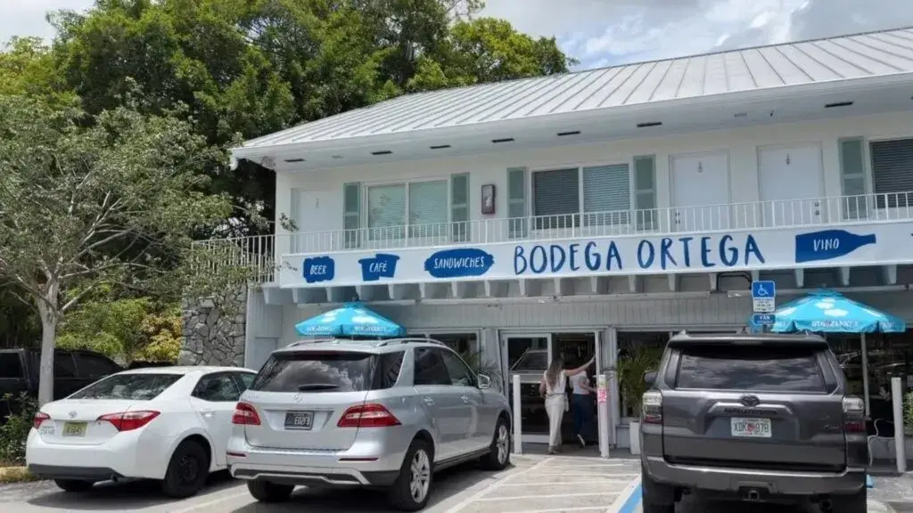 Bodega Ortega con cafetería, sándwiches artesanales y productos locales inspirados en la comunidad