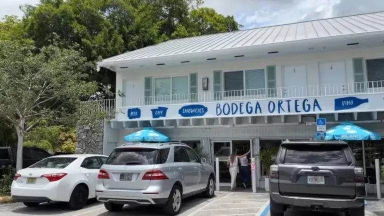 Bodega Ortega con cafetería, sándwiches artesanales y productos locales inspirados en la comunidad
