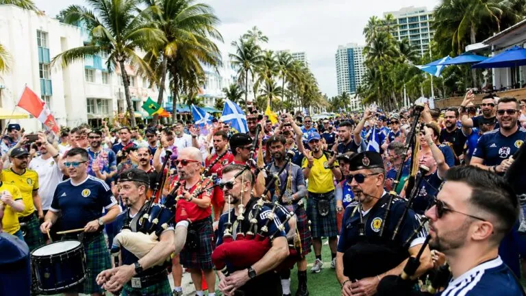 Aficionados de Brasil y Escocia celebran el Mundial Brasil Escocia en Miami durante la Copa del Mundo 2026.