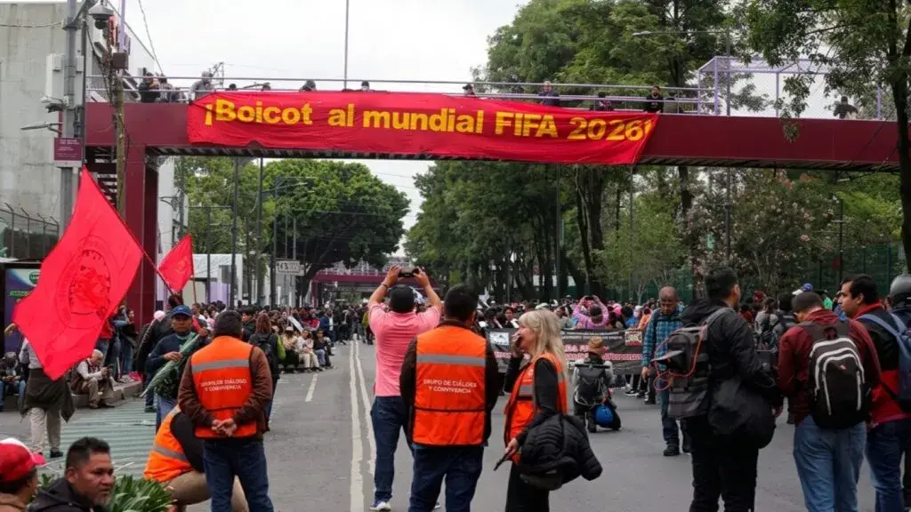 Manifestación de la CNTE en avenidas de Ciudad de México mientras continúan las protestas previas al Mundial