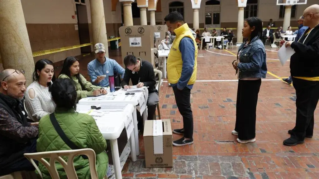 Elecciones en Colombia avanzan a segunda vuelta entre Abelardo de la Espriella e Iván Cepeda