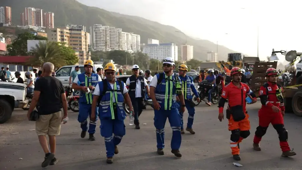 Rescatistas internacionales realizan labores de búsqueda entre los escombros en Venezuela tras los terremotos