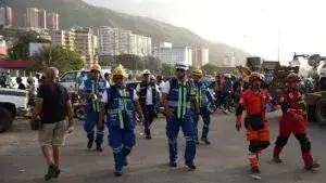 Rescatistas internacionales realizan labores de búsqueda entre los escombros en Venezuela tras los terremotos