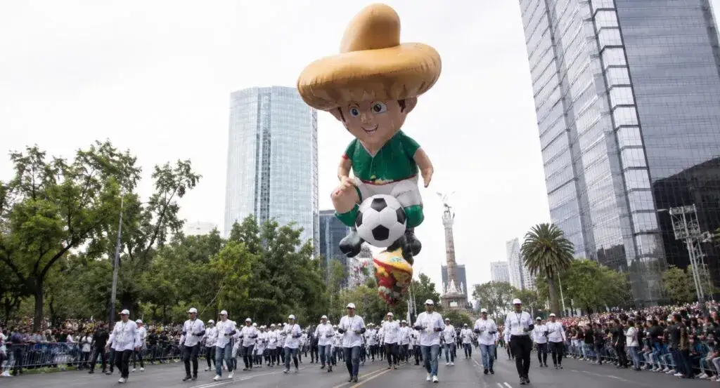 Miles de personas durante el desfile mundialista en CDMX como parte de las actividades culturales del Mundial 2026