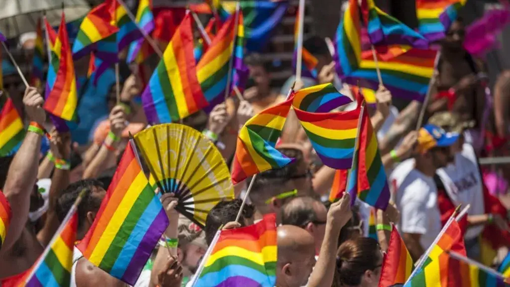 Personas participan durante una marcha por el Día del Orgullo en una ciudad de América Latina.