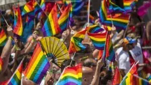 Personas participan durante una marcha por el Día del Orgullo en una ciudad de América Latina.