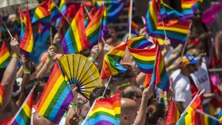 Personas participan durante una marcha por el Día del Orgullo en una ciudad de América Latina.