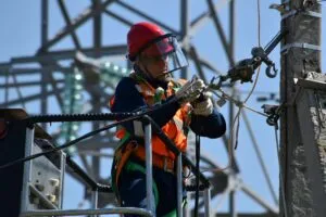 Electricista en Miami trabajando en una instalación moderna con salarios superiores a US$69.000 anuales