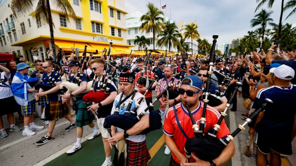 Seguidores de Escocia marchan por Miami antes del partido del Mundial 2026 frente a Brasil