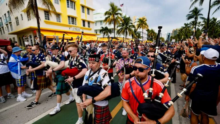 Seguidores de Escocia marchan por Miami antes del partido del Mundial 2026 frente a Brasil