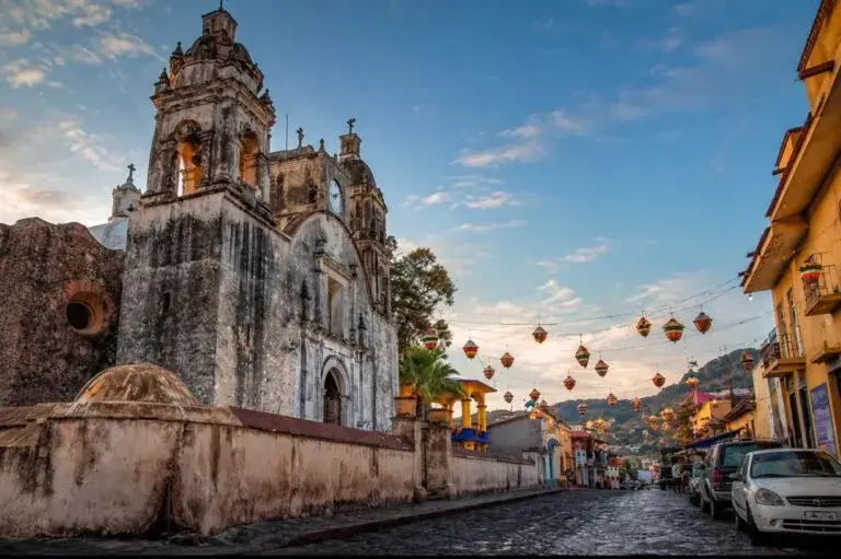 Tepoztlán Pueblo Mágico con actividades familiares y opciones económicas para celebrar el Día del Padre en México