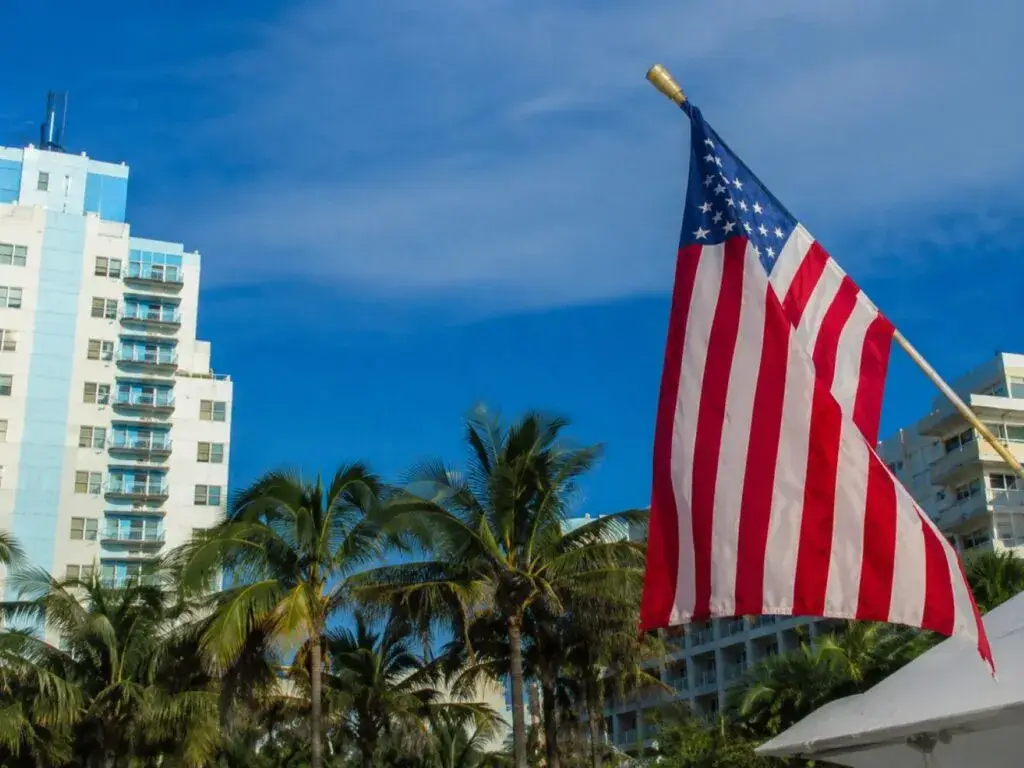 Florida figura entre los estados menos patrióticos de EE.UU. según WalletHub por bajos niveles de voluntariado y compromiso cívico