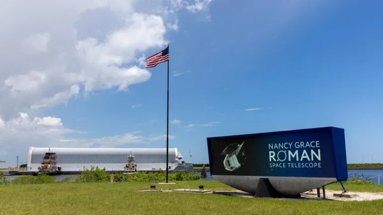 Telescopio Nancy Grace Roman de la NASA durante su llegada a Florida para iniciar preparativos de lanzamiento