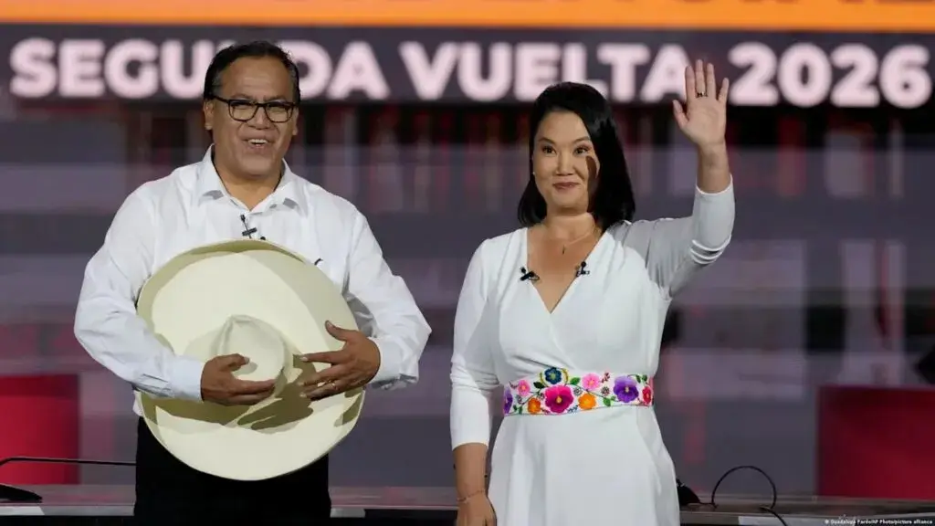 Ciudadanos participan en la segunda vuelta presidencial de Perú entre Keiko Fujimori y Roberto Sánchez