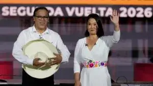 Ciudadanos participan en la segunda vuelta presidencial de Perú entre Keiko Fujimori y Roberto Sánchez
