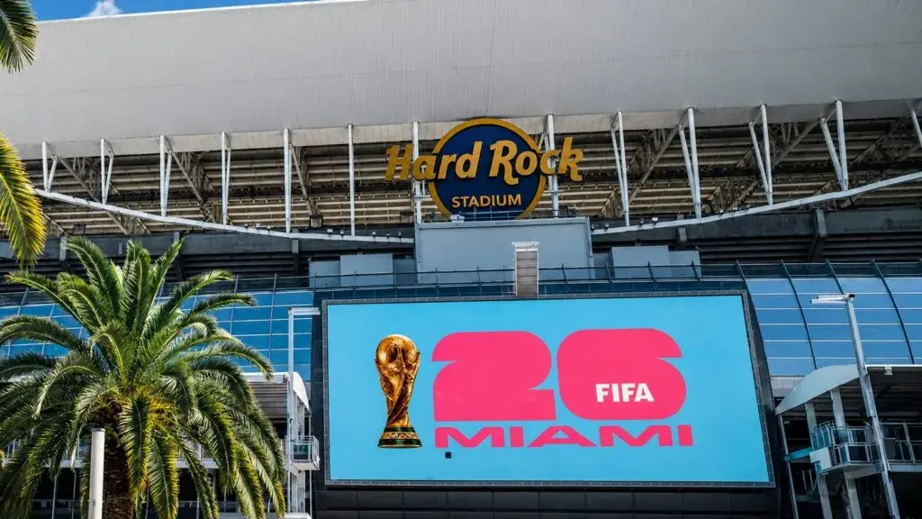 Aficionados llegando al estadio bajo las normas de FIFA para la Copa del Mundo 2026
