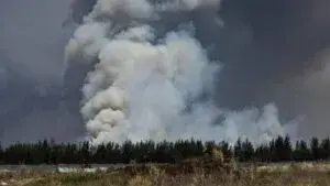 incendios cerca de los Everglades con humo denso, equipos de emergencia y evacuaciones en comunidades afectadas