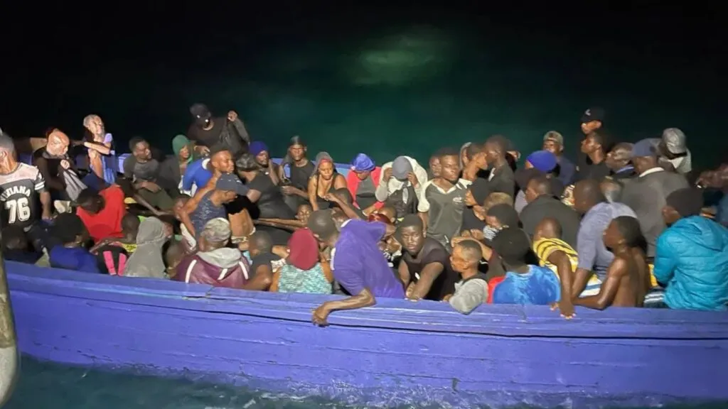 Operativo de rescate de migrantes haitianos en una embarcación sobrecargada cerca del Caribe
