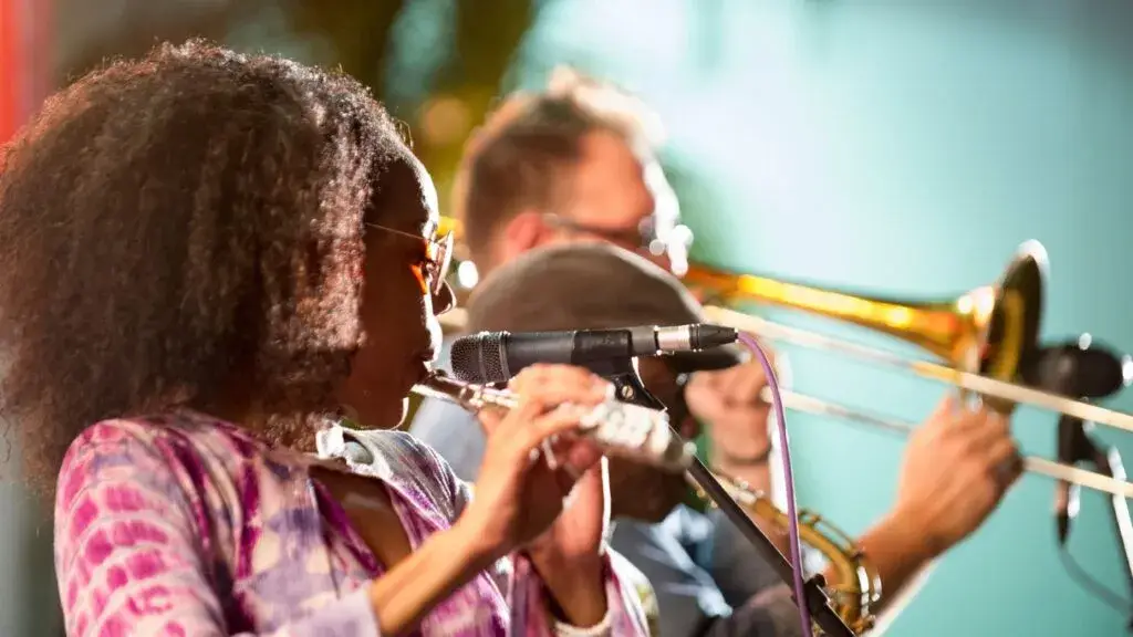 concierto de jazz en MOCA Plaza con Lisanne Lyons, público reunido y galerías abiertas durante la noche