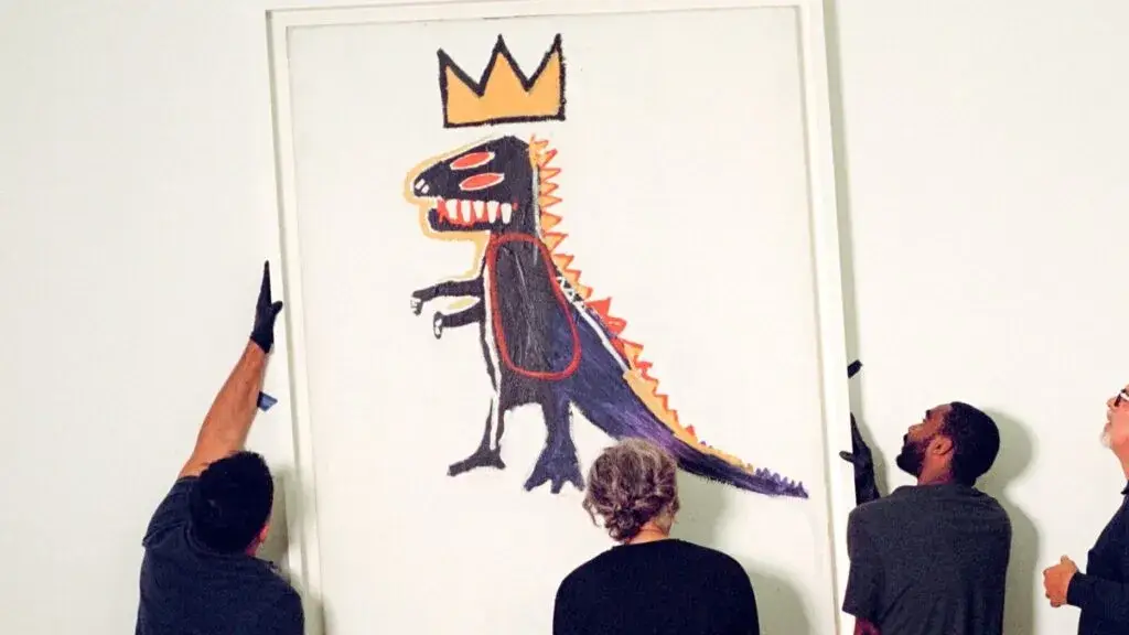 Visitantes recorren la exposición de Jean-Michel Basquiat en el Pérez Art Museum Miami.