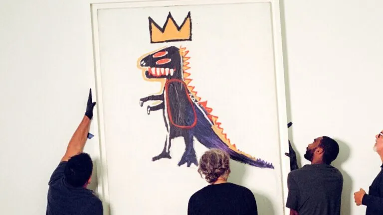 Visitantes recorren la exposición de Jean-Michel Basquiat en el Pérez Art Museum Miami.