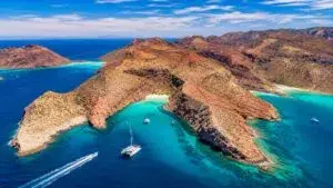 Turismo náutico en La Paz con catamaranes navegando por el Mar de Cortés y paisajes naturales de Baja California Sur