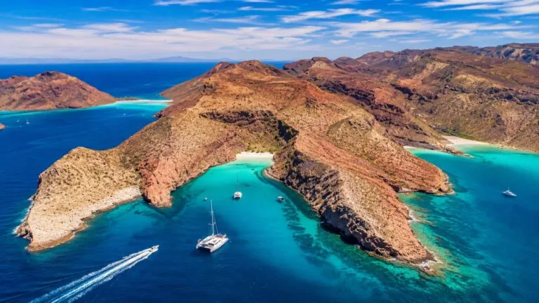 Turismo náutico en La Paz con catamaranes navegando por el Mar de Cortés y paisajes naturales de Baja California Sur