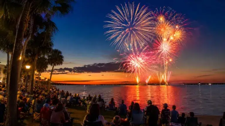 Fuegos artificiales iluminan el cielo de Lake Park, Florida, durante una celebración comunitaria previa al 4 de julio.