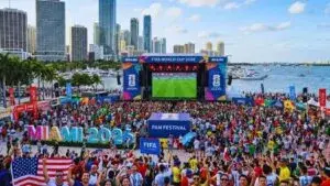 Aficionados reunidos viendo partidos del Mundial en bares y restaurantes de Miami