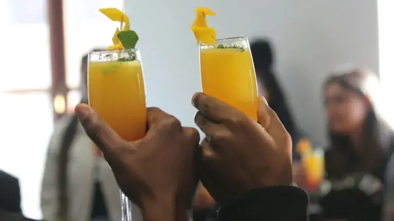 brunch con bebidas ilimitadas, platillos gourmet y ambiente festivo para disfrutar durante el fin de semana