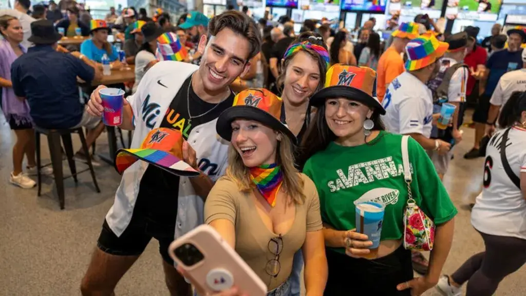 Pride at the Park reúne a aficionados en Miami durante una celebración de inclusión y béisbol en loanDepot park