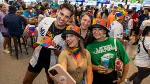 Pride at the Park reúne a aficionados en Miami durante una celebración de inclusión y béisbol en loanDepot park
