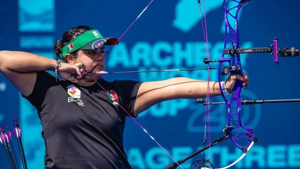 Maya Becerra celebra la medalla de oro obtenida en la Copa del Mundo de Tiro con Arco Antalya 2026